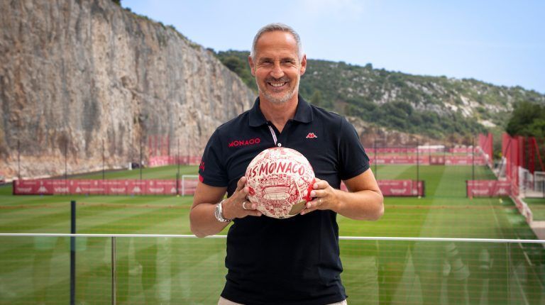 Monaco-Cheftrainer Adi Hütter vor dem Trainingsgelände.monaco