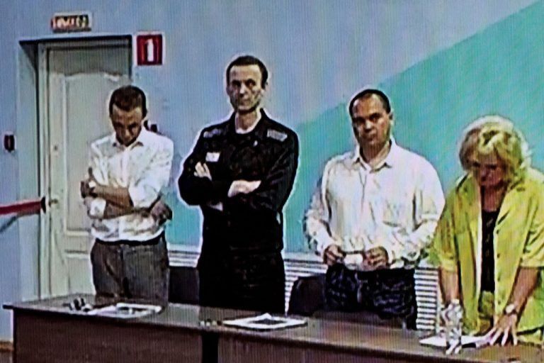 Alexej Nawalny nahm das Urteil wegen angeblichem Extremismus im Stehen gelassen und kämpferisch auf. AFP