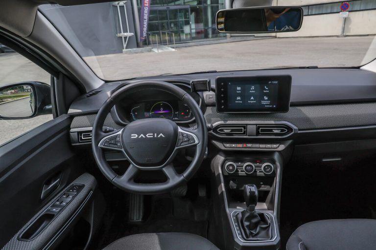 Alles drin, alles dran: Das nüchtern-sachliche Cockpit wirkt aufgeräumt.