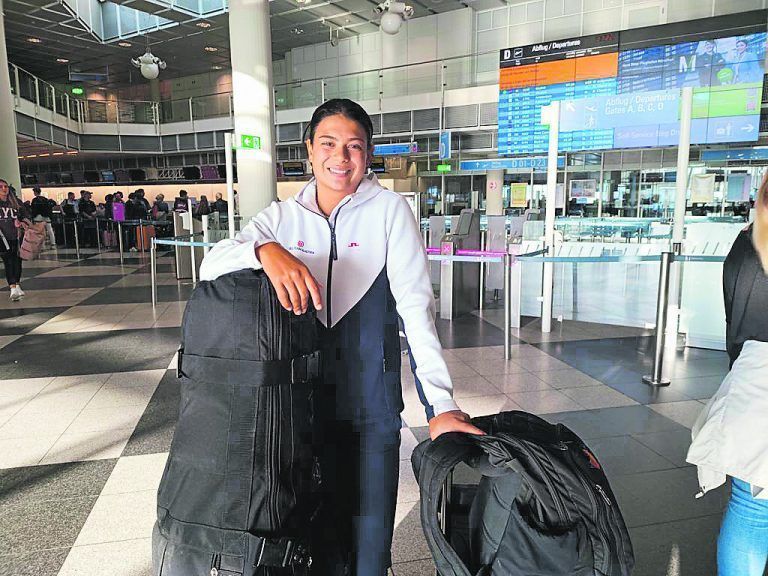 Alles ist eingepackt, Chantal Düringer am Flughafen bei der Abreise in die USA.VN