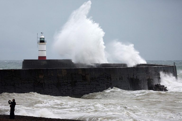 Als Sturm Antoni Regen und starken Wind nach Großbritannien bringt schlagen Wellen über den Wellenbrecher am Newhaven Lighthouse. AFP