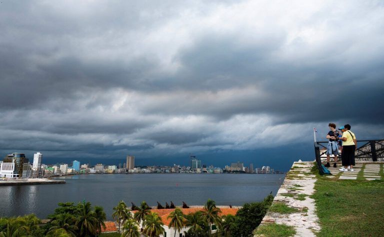 Am Himmel über der kubanischen Hauptstadt Havanna sind wegen des Tropensturms Idalia dunkle Wolken zu sehen. AFP