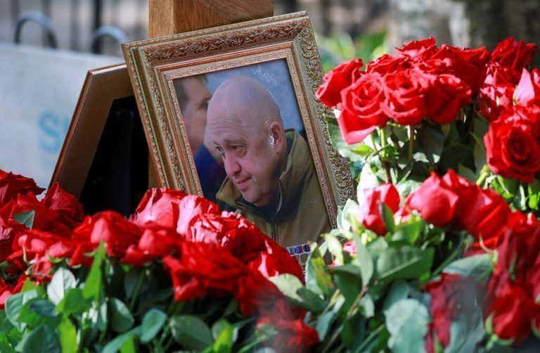 An seinem Grab in Sankt Petersburg, Russland, steht ein gerahmtes Foto von Söldnerchef Jewgeni Prigoschin. AFP
