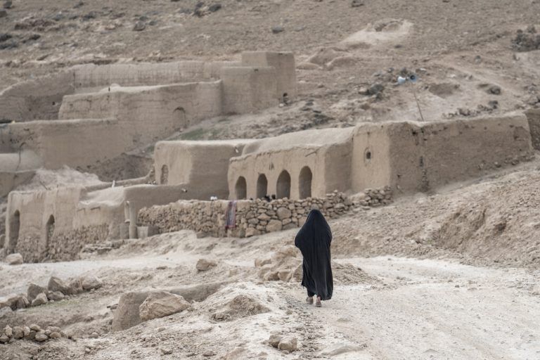 Auf diesem Bild ist eine Frau zu sehen, die sich einem Dorf in einer abgelegenen Region Afghanistans nähert. AP