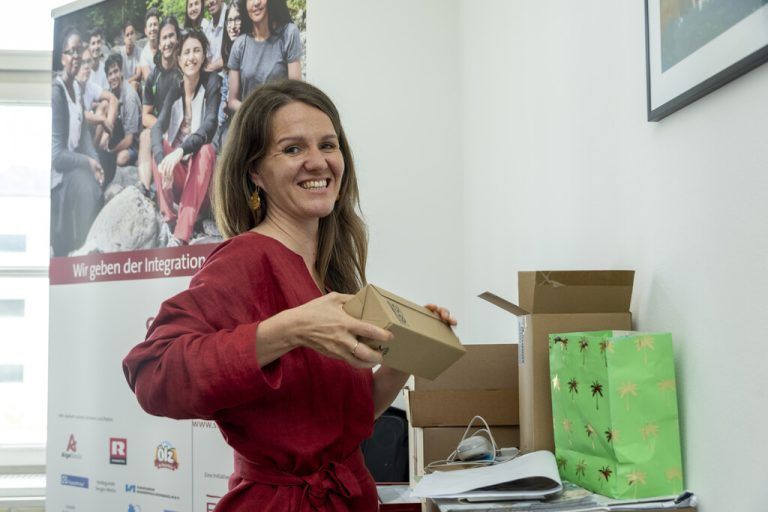 Auspacken und Anpacken: Stefanie Hanisch schafft Perspektiven für talentierte Jugendliche. VN/Paulitsch