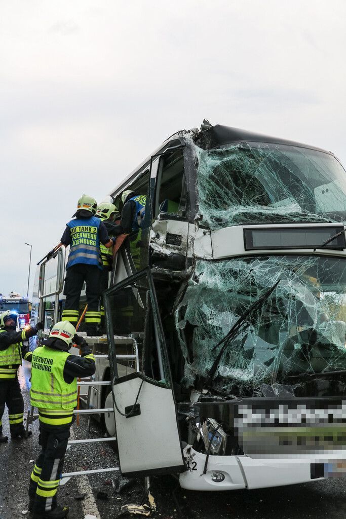 Reisebusse kollidiert