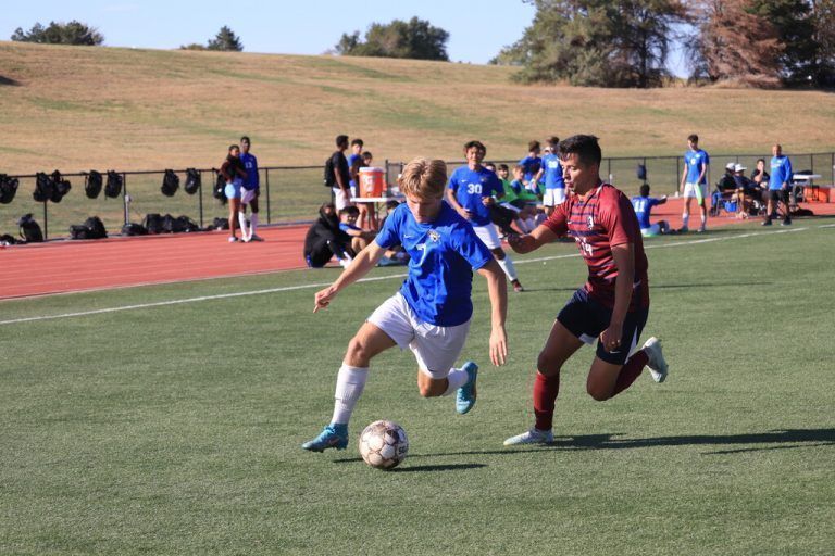 Bei den Barton Cougars startet der Bregenzer Samuel Jörg (links) in sein zweites Jahr in den USA. Das Ziel ist der Einzug in die Nationals.Privat