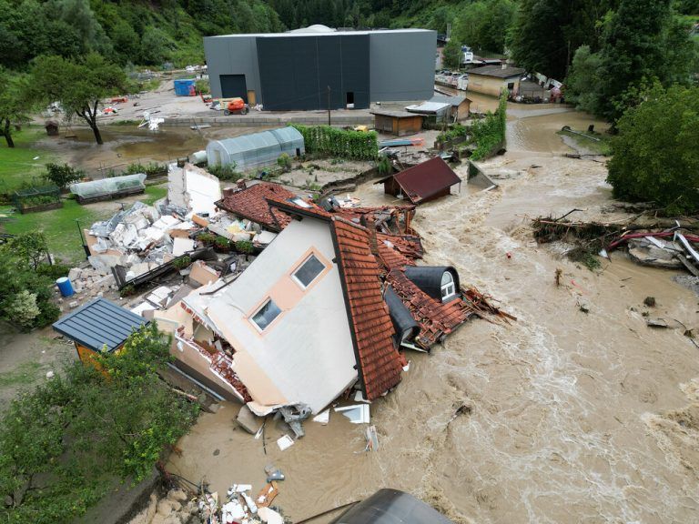Bild der Zerstörung im slowenischen Prevalje, die Fluten rissen Häuser mit.