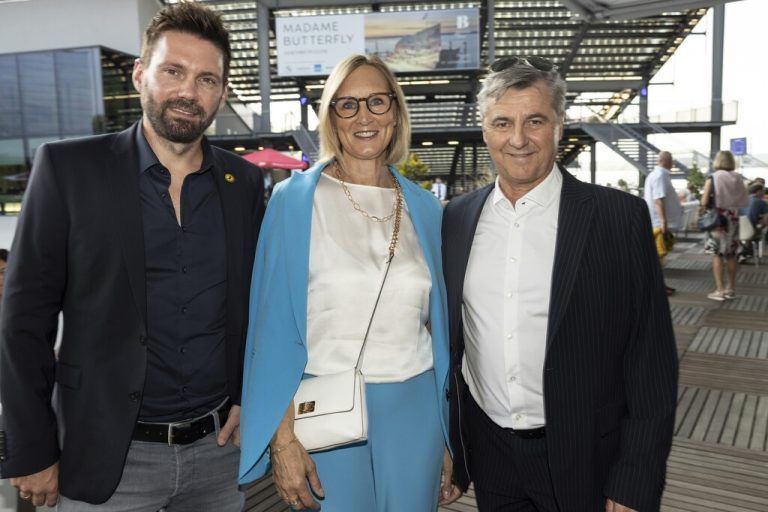 Bregenz-Handball-Geschäftsführer Björn Tyrner mit Marlies und Klaus Herburger.
