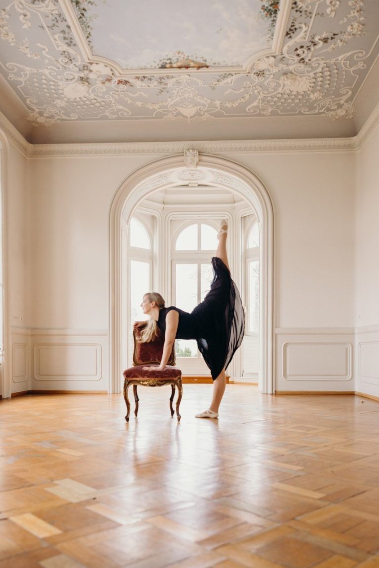 Anmutig zelebriert Carina Huber eine Ballettübung. 