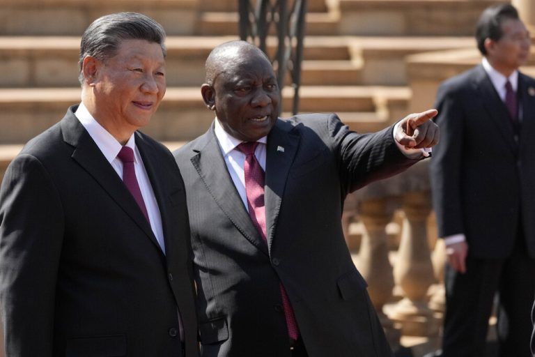 Chinas Staatschef Xi Jinping und Südafrikas Präsident Cyril Ramaphosa vor dem Gipfel in Pretoria. AP