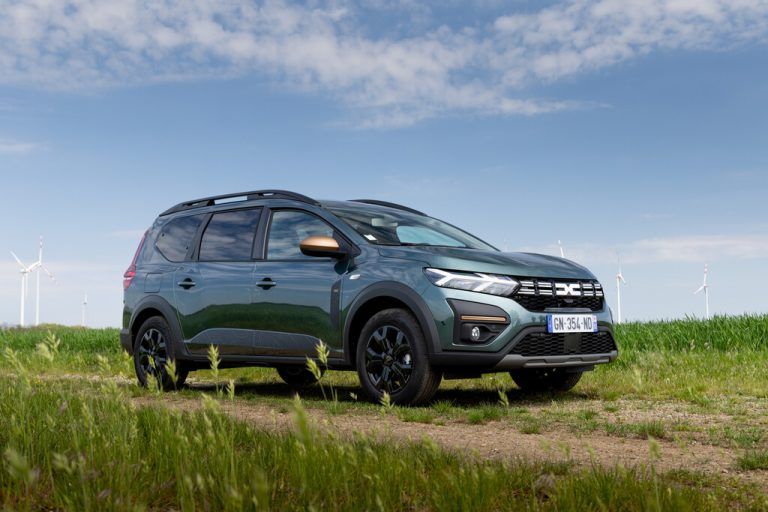 Dacia Jogger: Fasst die Themen Familienvan, Kombi und SUV zusammen. Nun auch mit Vollhybridantrieb. Der Preis: ab 14.990 Euro (1,0-l-Benziner).