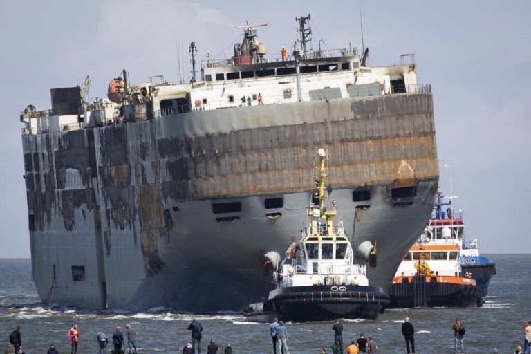 Demnächst soll das Öl aus dem Schiff gepumpt werden. AFP