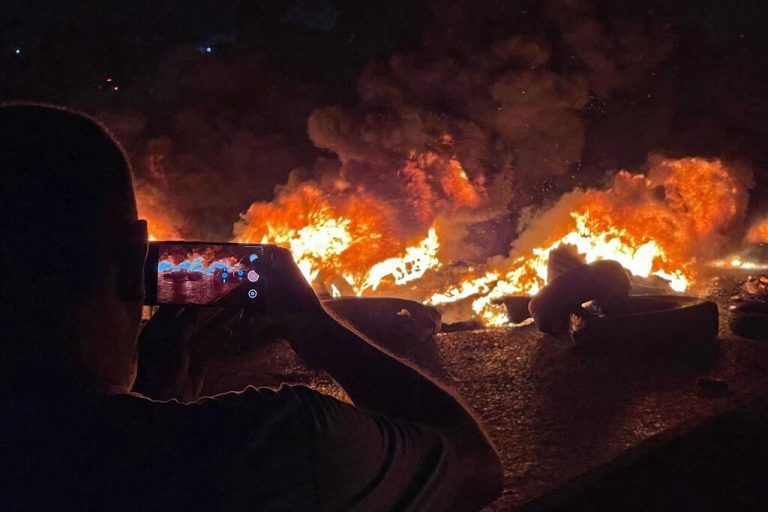 Demonstranten in Tripolis zündeten Reifen an. Libyen erkennt Israel nicht an.  AFP