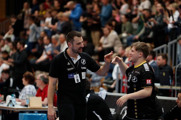 Der Bregenzer Cheftrainer Marko Tanasković (links) mit Rückraumspieler Claudio Svečak.Zaponig