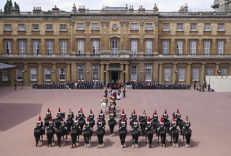 Der Buckingham-Palast in der Innenstadt von London hat 775 Räume, einen Privatpark mit Tennisplatz und einen eigenen See. AP