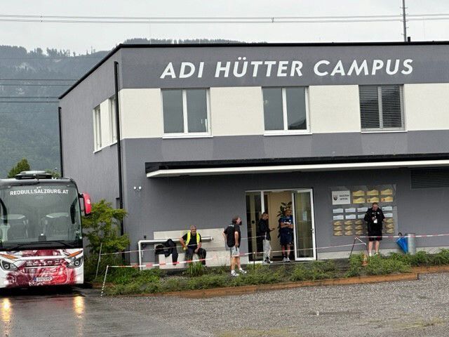 Der Bus von Serienmeister RB Salzburg parkte direkt neben dem Adi Hütter Campus.VN