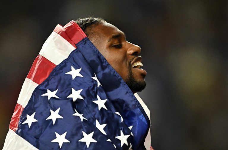 Der Mann der WM in Budapest: Noah Lyles genießt die Sekunden nach seinem Sieg über die 200 Meter.Reuters/3