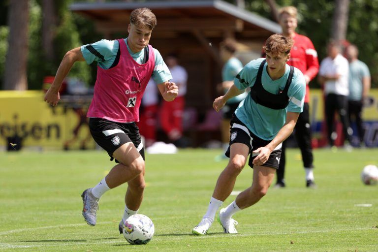 Der Wälder Christopher Olivier (l.) ist einer von insgesamt 30 Talenten beim Perspektivlehrgang mit Teamchef Ralf Rangnick.gepa