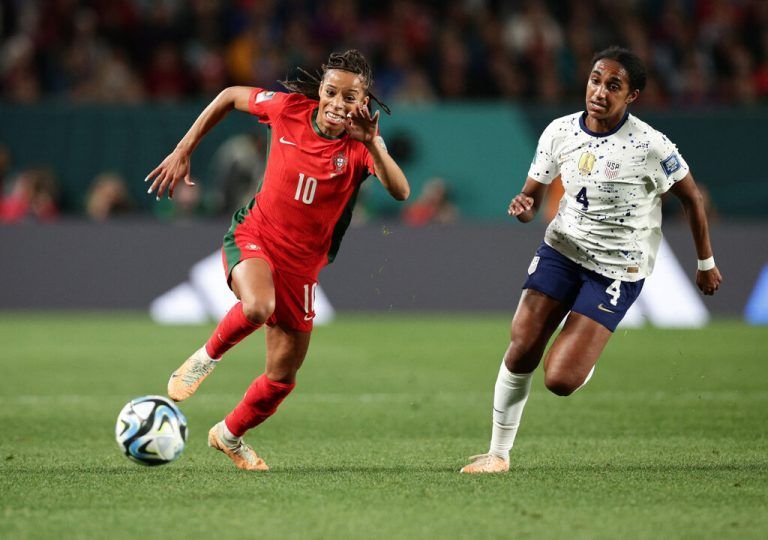 Die Amerikanerinnen taten sich gegen Portugal sehr schwer. Hier im Duell Portugals Jessica Silva gegen Naomi Girma.reuters