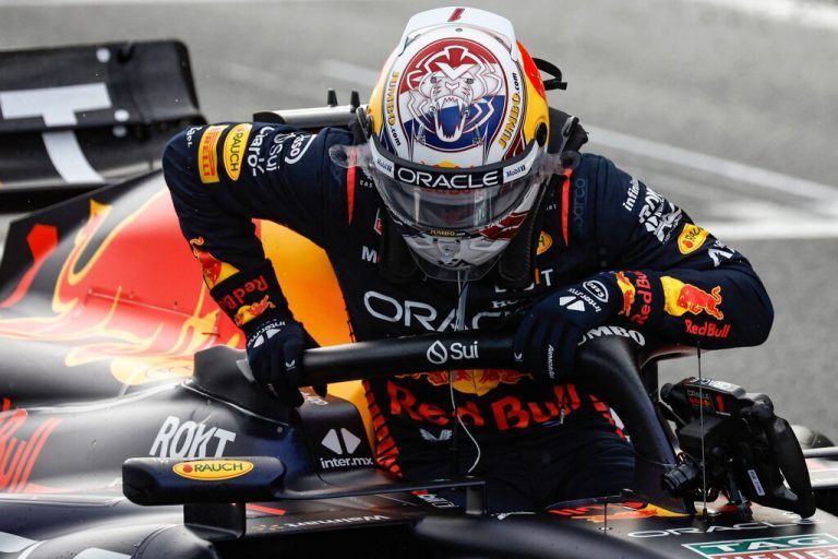 Die Arbeit ist getan, auch wenn es das Wetter nicht einfach gemacht hat. Doch Max Verstappen stieg als Sieger aus dem Auto.afp