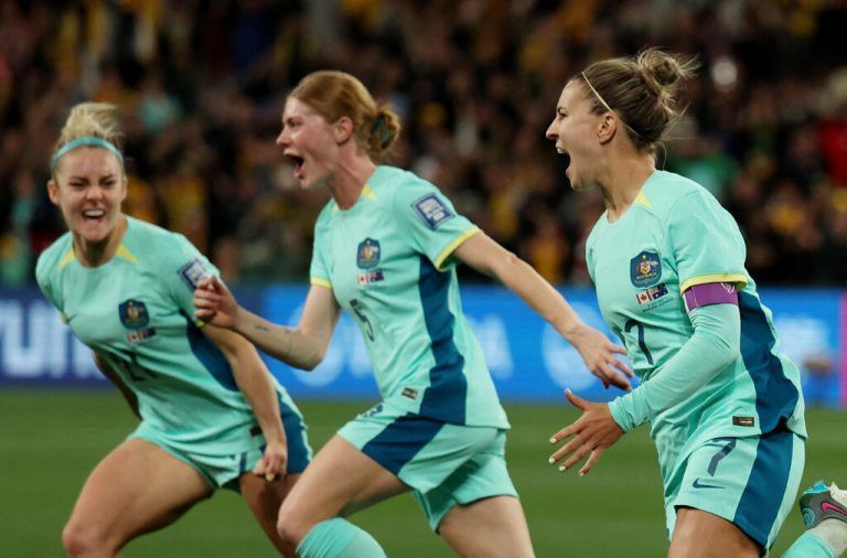 Die Australierinnen jubelten nach dem klaren 4:0-Sieg gegen Kanada über den Achtelfinal-Einzug bei der Heim-Weltmeisterschaft.reuters