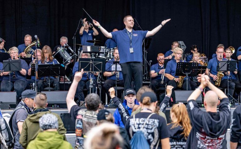 Die bei Metalfans beliebte Wackener Feuerwehrkapelle hat das Festival eröffnet.