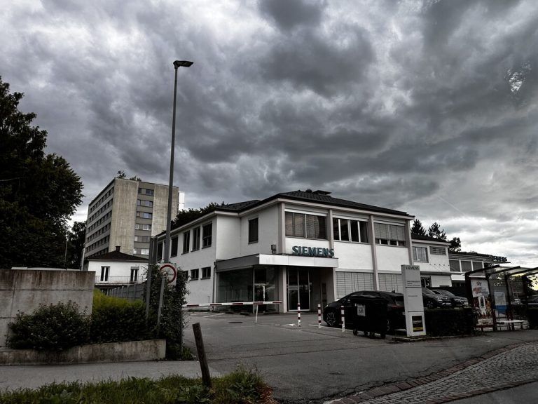 Die Ermittlungen im Betrugsfall um Siemens haben sich am Freitag nicht ausgeweitet.