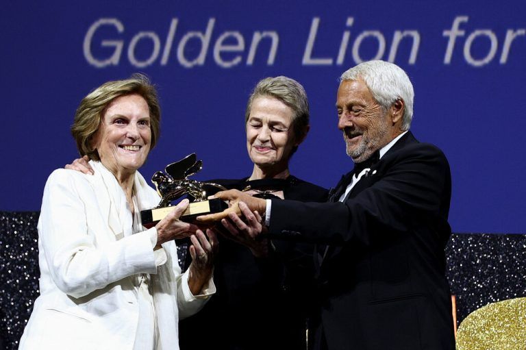 Die italienische Regielegende Liliana Cavani (l.) wurde zum Auftakt mit einem Goldenen Löwen für ihr Lebenswerk gewürdigt.  RTS