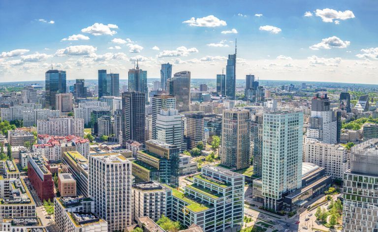 Die modernen Hochhäuser bilden einen spannenden Kontrast zur Altstadt Warschaus. Shutterstock (6)
