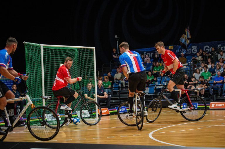 Die Radballer Patrick Schnetzer und Stefan Feuerstein bezwangen Tschechien im Spiel um Platz drei deutlich mit 8:5.drew Kaplan