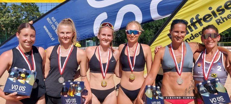 Die Siegerteams im Damenbewerb, von links: Pia Röser und Daphne Kofler (Platz zwei), die siegreichen Sarah Hinteregger und Laura Rieger sowie die Drittplazierten Eva Brunner-Wildauer und Monika Prugg.VN