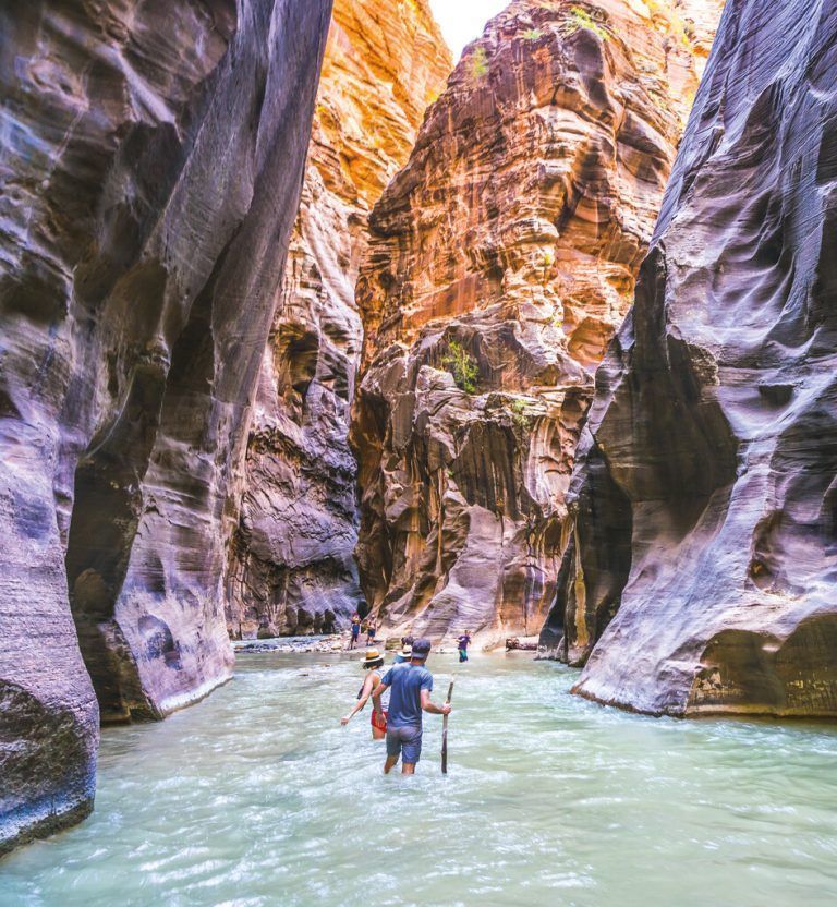 Die Wanderung durch den Virgin River im Zion Canyon gehört zu den spekakulärsten der USA. Shutterstock (6)
