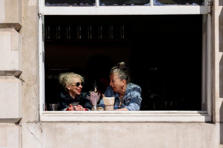 Diese beiden Damen machen es sich in der Sonne gemütlich: Im Kaffee im