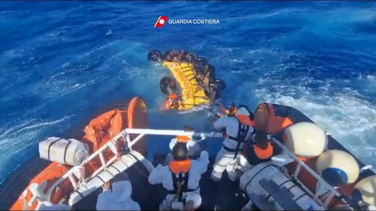 Dieses Bild der italienischen Küstenwache zeigt eine Rettung südlich von Lampedusa.