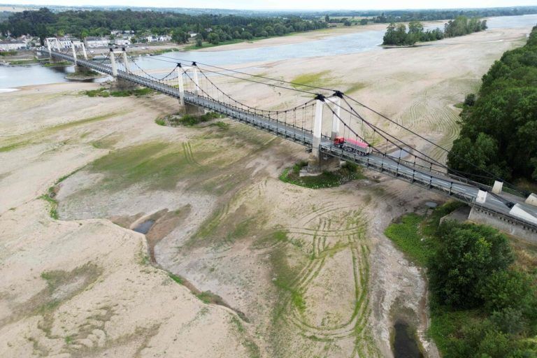 Dieses Luftbild zeigt eine Brücke über das ausgetrocknete Flussbett der Loire in Saint-Georges-sur-Loire in Frankreich. AFP
