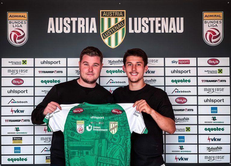 Ein Mann mit Perspektive: Rafael Devisate mit Sportvorstand Alexander Schneider (l.).VN