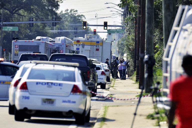 Ein maskierter weißer Mann hat in Jacksonville im US-Staat Florida in einem Geschäft drei schwarze Menschen erschossen. Die Tat sei rassistisch motiviert gewesen, teilte der Sheriff mit. BOB SELF/USA TODAY NETWORK