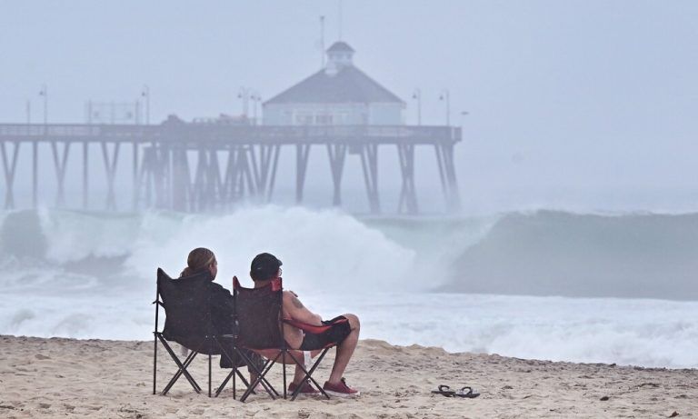 Ein Paar betrachtet in Imperial Beach die immer größeren Wellen, die vor dem Tropensturm Hilary die Küste Südkaliforniens treffen. AFP