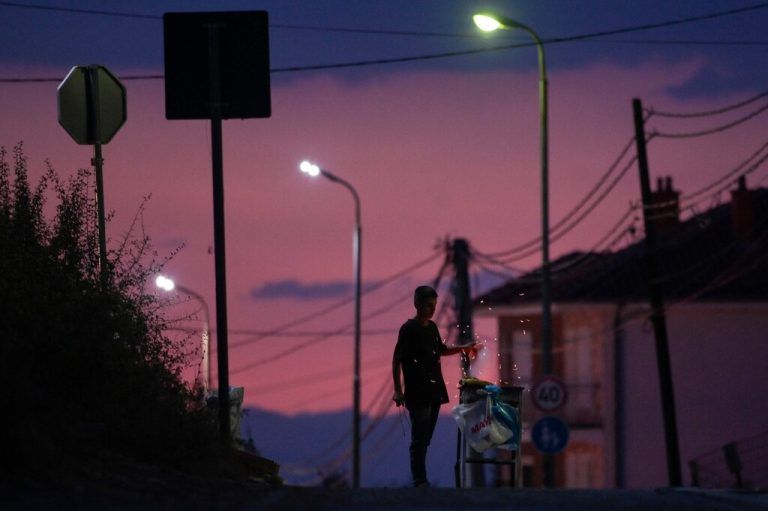 Ein Straßenhändler verkauft gegrillten Mais am Straßenrand in der Nähe der kosovarischen Hauptstadt Pristina. AFP