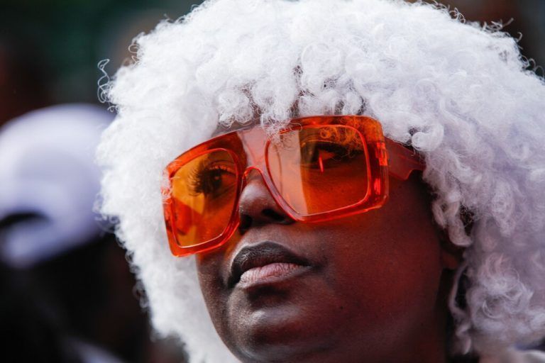 Ein Teilnehmer sieht in New York zu, wie der US-DJ Mister Cee während der Blockparty „50 Jahre Hip-Hop“ in Brooklyn spielt. AFP