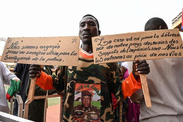 Ein Unterstützer der neuen Militärregierung in Nigeria nimmt an einer Kundgebung dafür mit Tausenden Mitbürgern teil. AFP