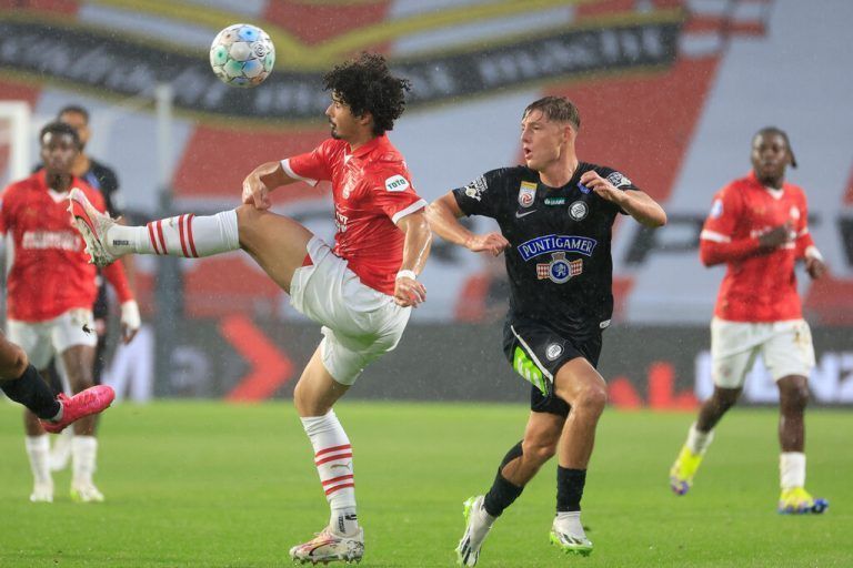Eindhovens Andre Ramalho, der auch schon für RB Salzburg spielte, ist im Kampf um den Ball schneller als Sturm-Spieler Alexander Prass.gepa