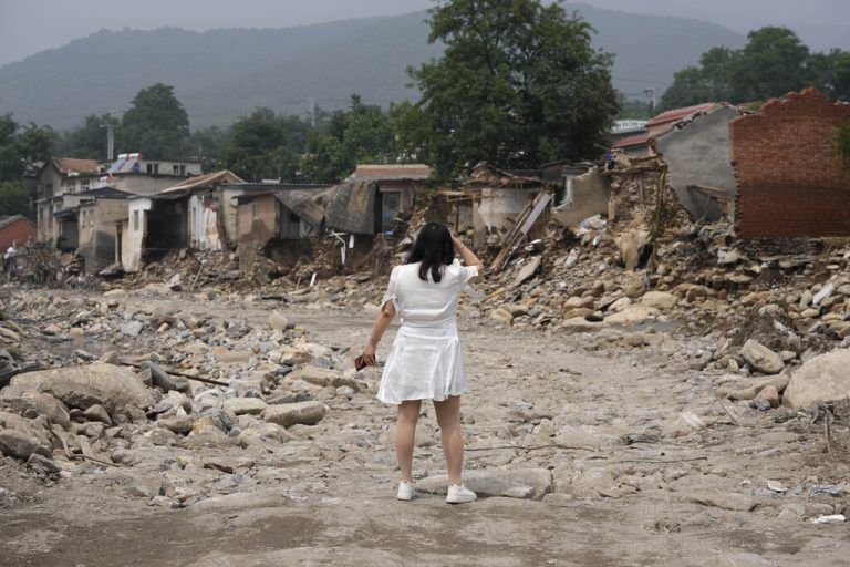 Eine Frau kann ihr Haus nicht mehr finden, nachdem Hochwasser das Dorf Nanxinfang am Stadtrand von Peking verwüstet hat. AP