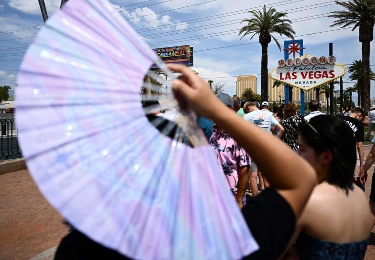 Eine Gruppe wartet trotz Hitze in Las Vegas auf ein Foto mit dem Schild „Welcome To Fabulous Las Vegas.“ AFP