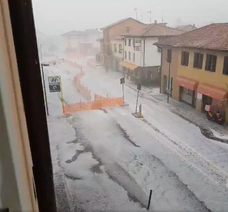 Eine weiße Hagelschicht bedeckte die Straßen in Oberitalien. twitter