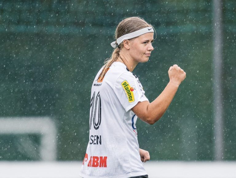 Faust geballt: Maria Olsen versenkte einen Freistoß. APA