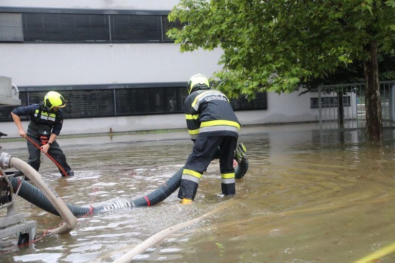 Feuerwehren seit Tagen im Dauereinsatz.