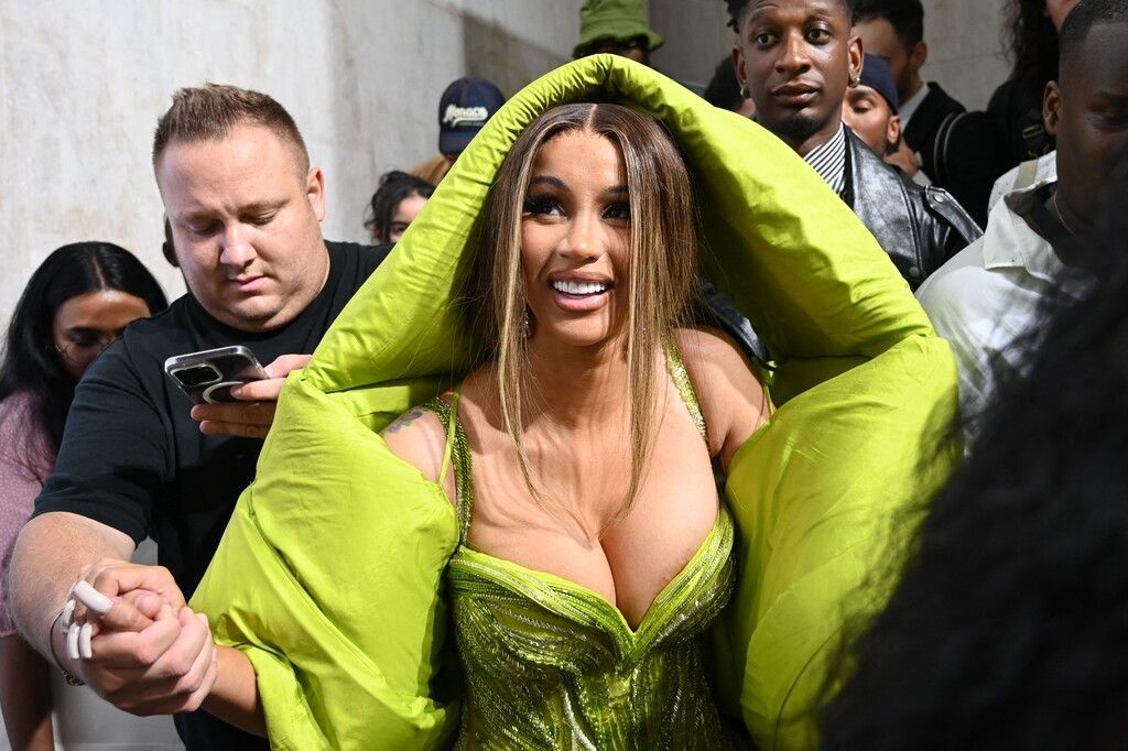 Cardi B wirft Mikro auf Fan