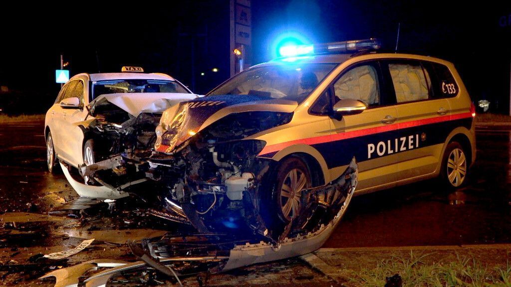 Fünf Verletzte durch Kollision eines Taxifahrzeugs mit Polizeiauto in Hard. »A10